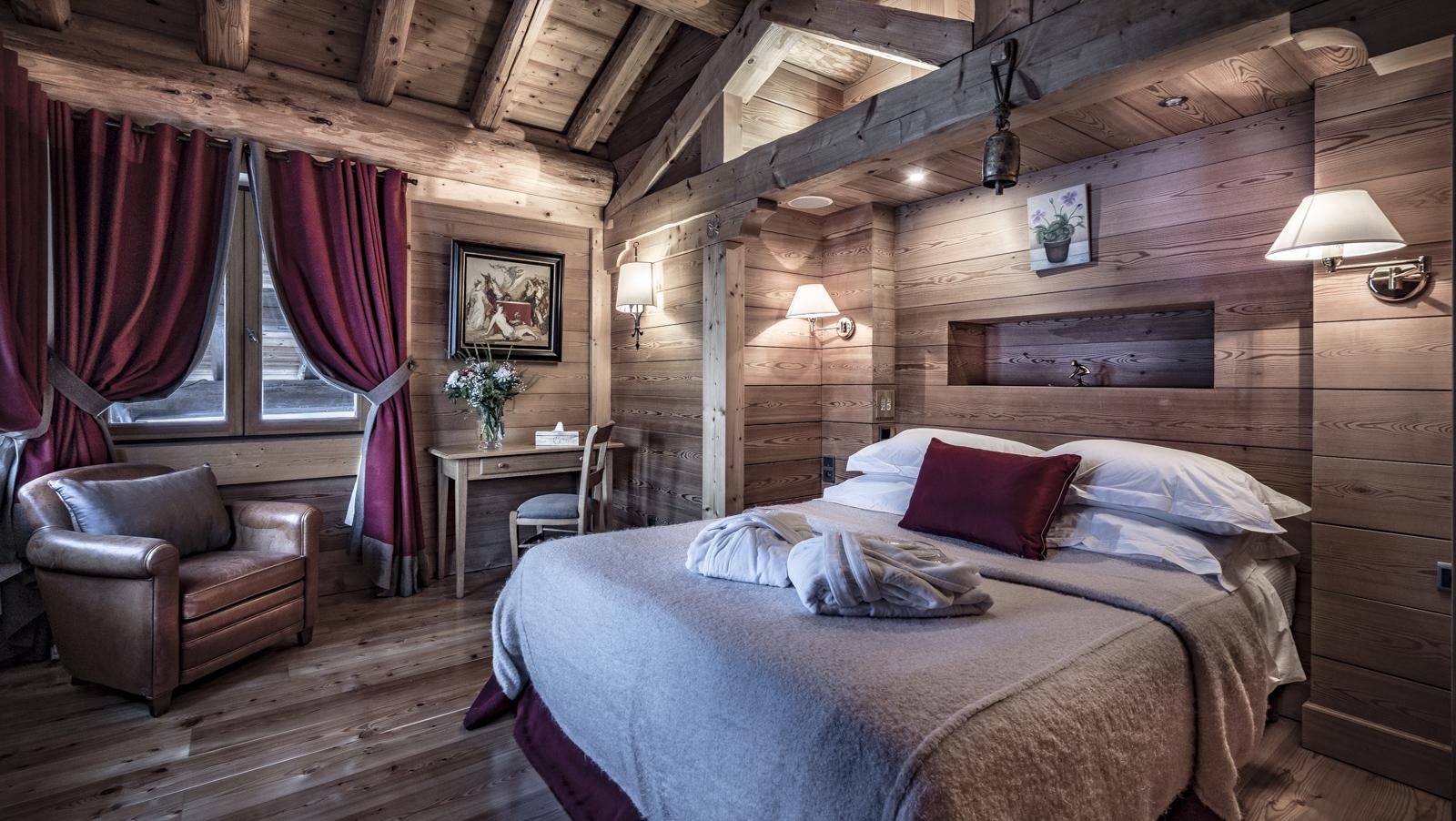 Chambre principale avec une salle de bain ensuite et une magnifique vue sur Val d'Isère