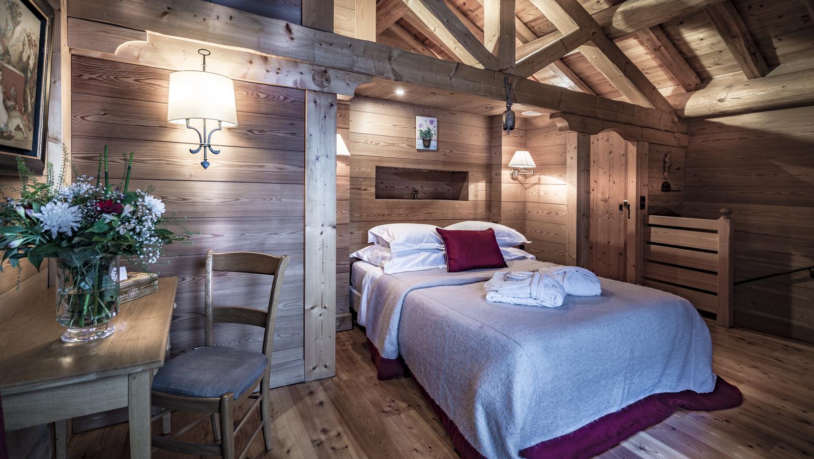 Chambre principale avec une salle de bain ensuite et une magnifique vue sur Val d'Isère