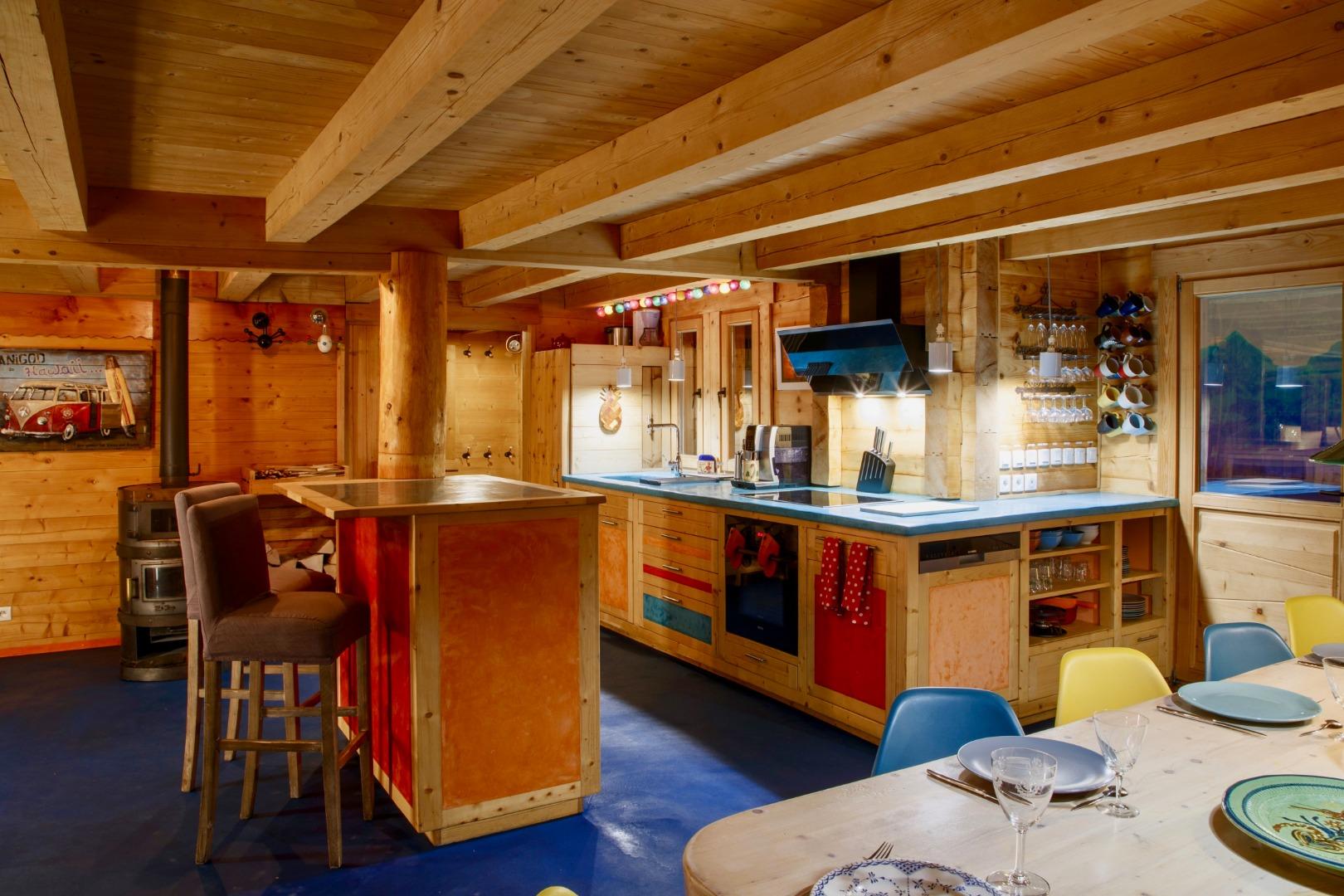 La cuisine est agréable, pratique et super bien équipée. Vous trouverez: réfrigérateur de 320l, machine à café à grains, plaque induction 5 feux, four à tiroir, machine à laver silencieuse... Appareil à raclette, à fondue.