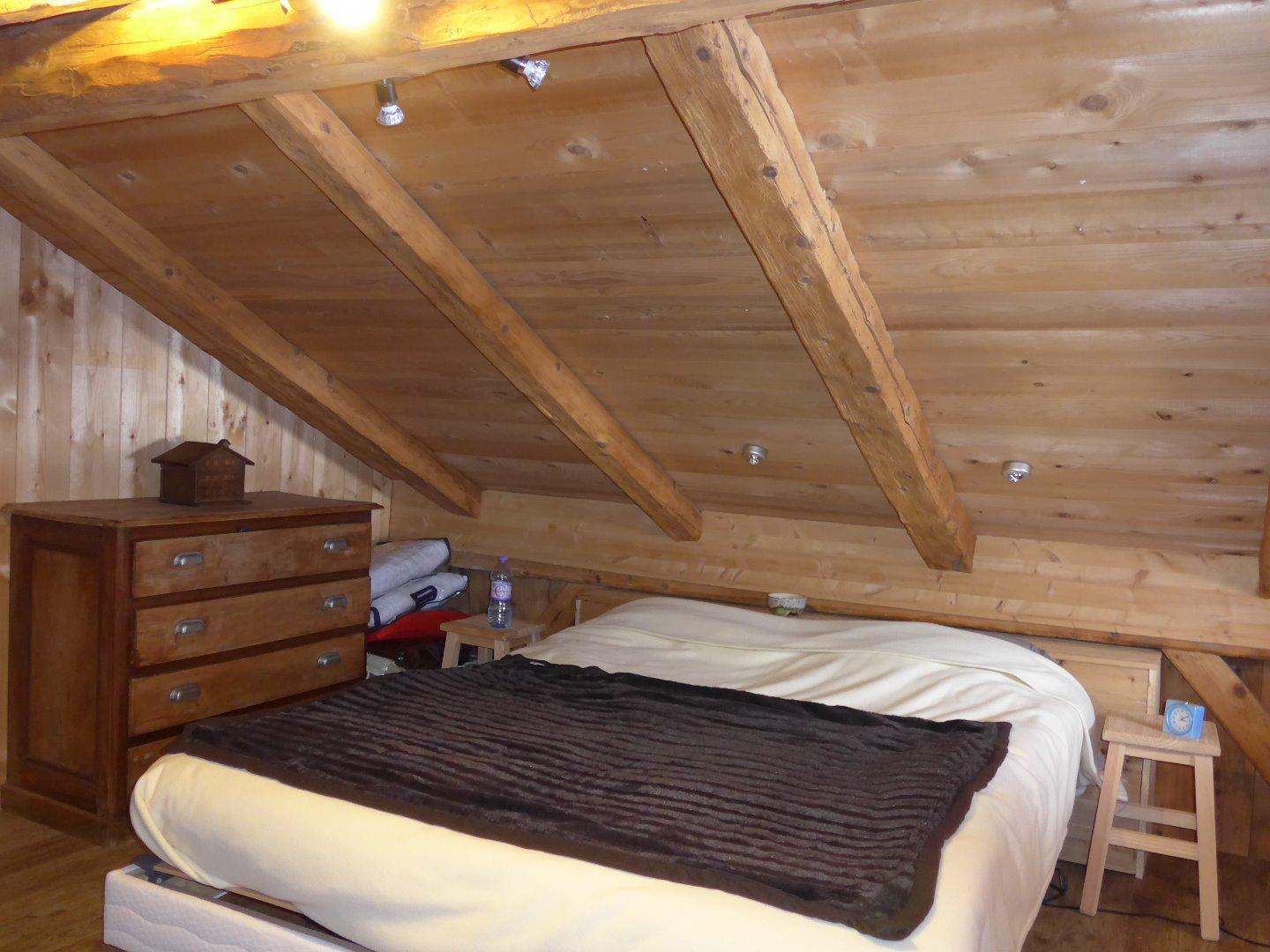 Une partie de la chambre principale.
