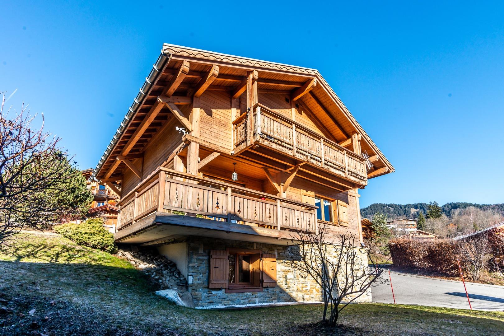 vue  coté sud de l'ensemble  du chalet 