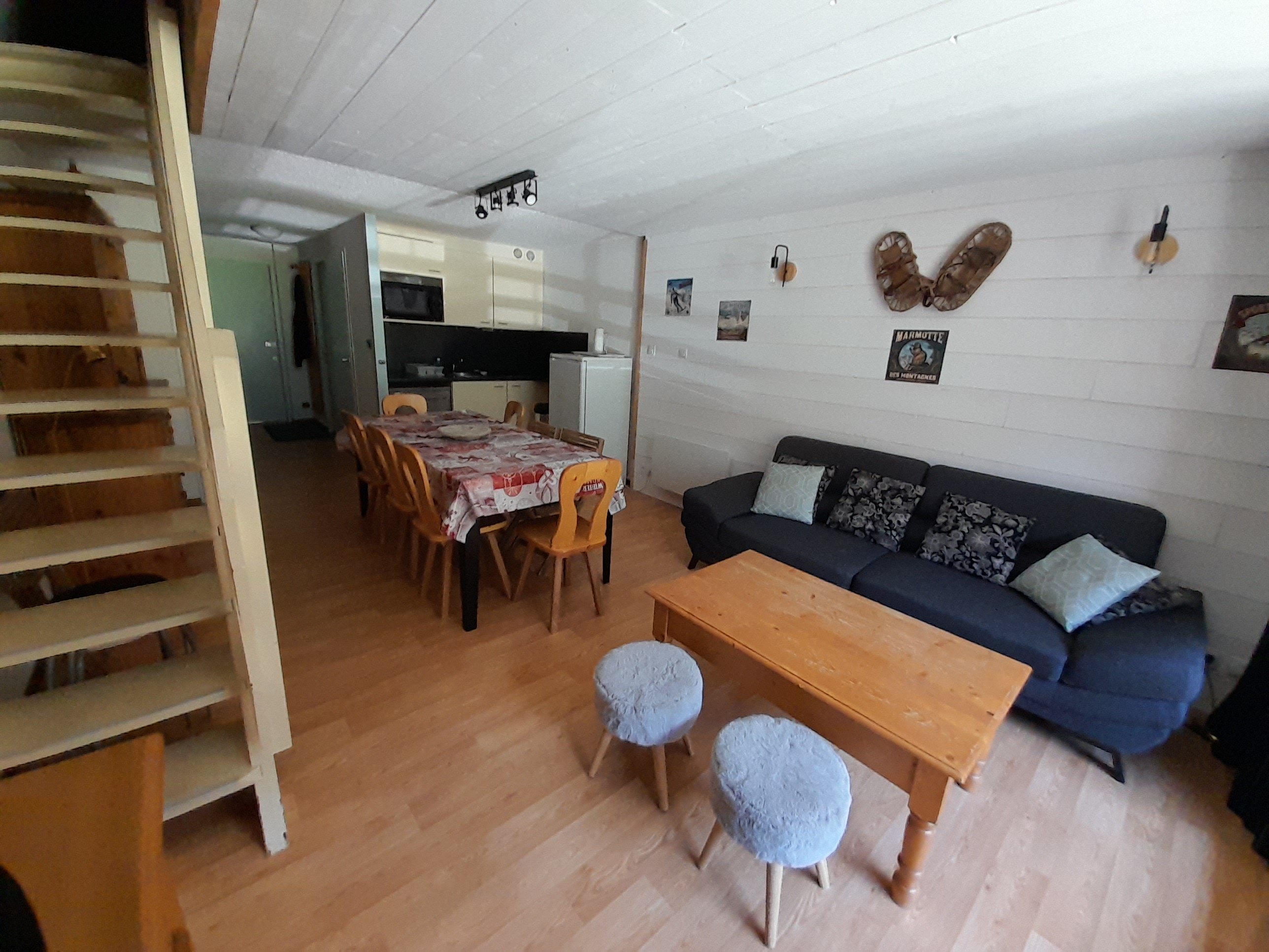 Salon/séjour avec table extensible de 160 à 310 cm.