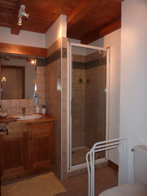 salle de bain douche WC lave linge et sèche linge 
