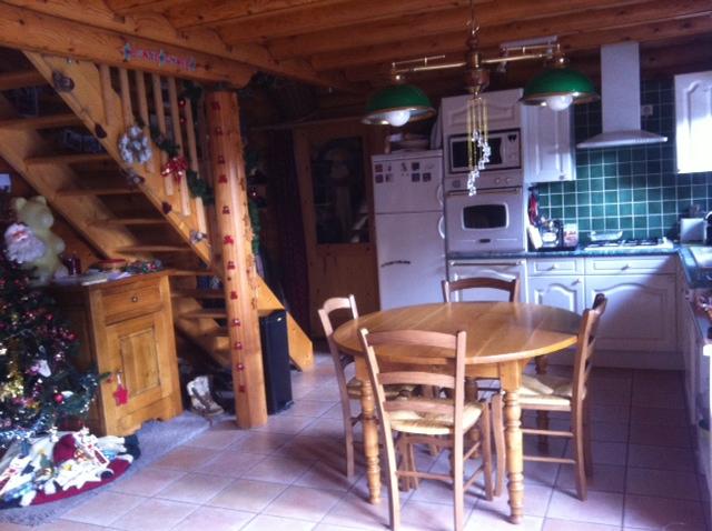 Cuisine ouverte et montée d'escaliers
Table avec possibilité de rallonges faciles à installer