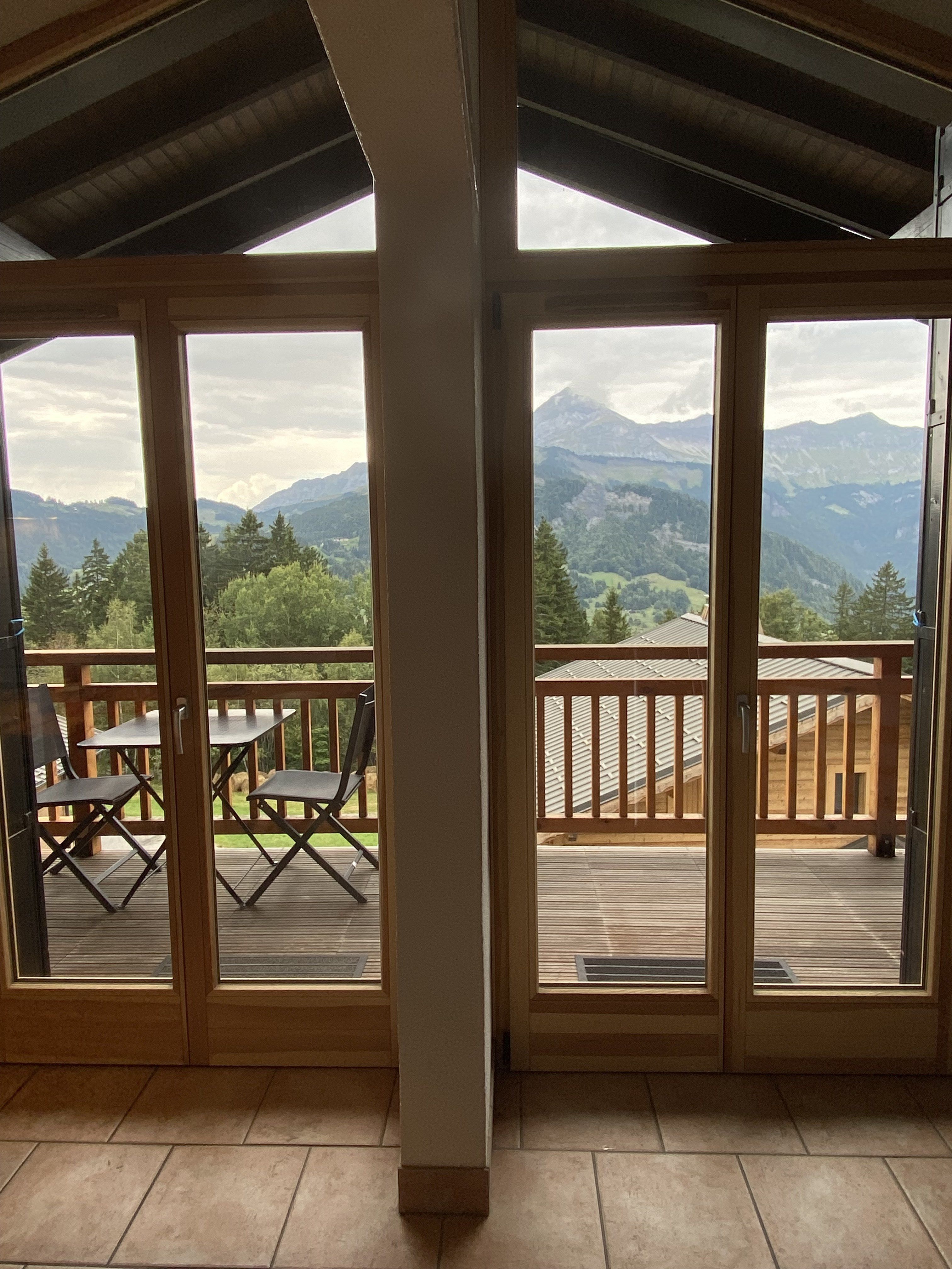Vue sur la terrasse arrière et la chaîne des Aravis