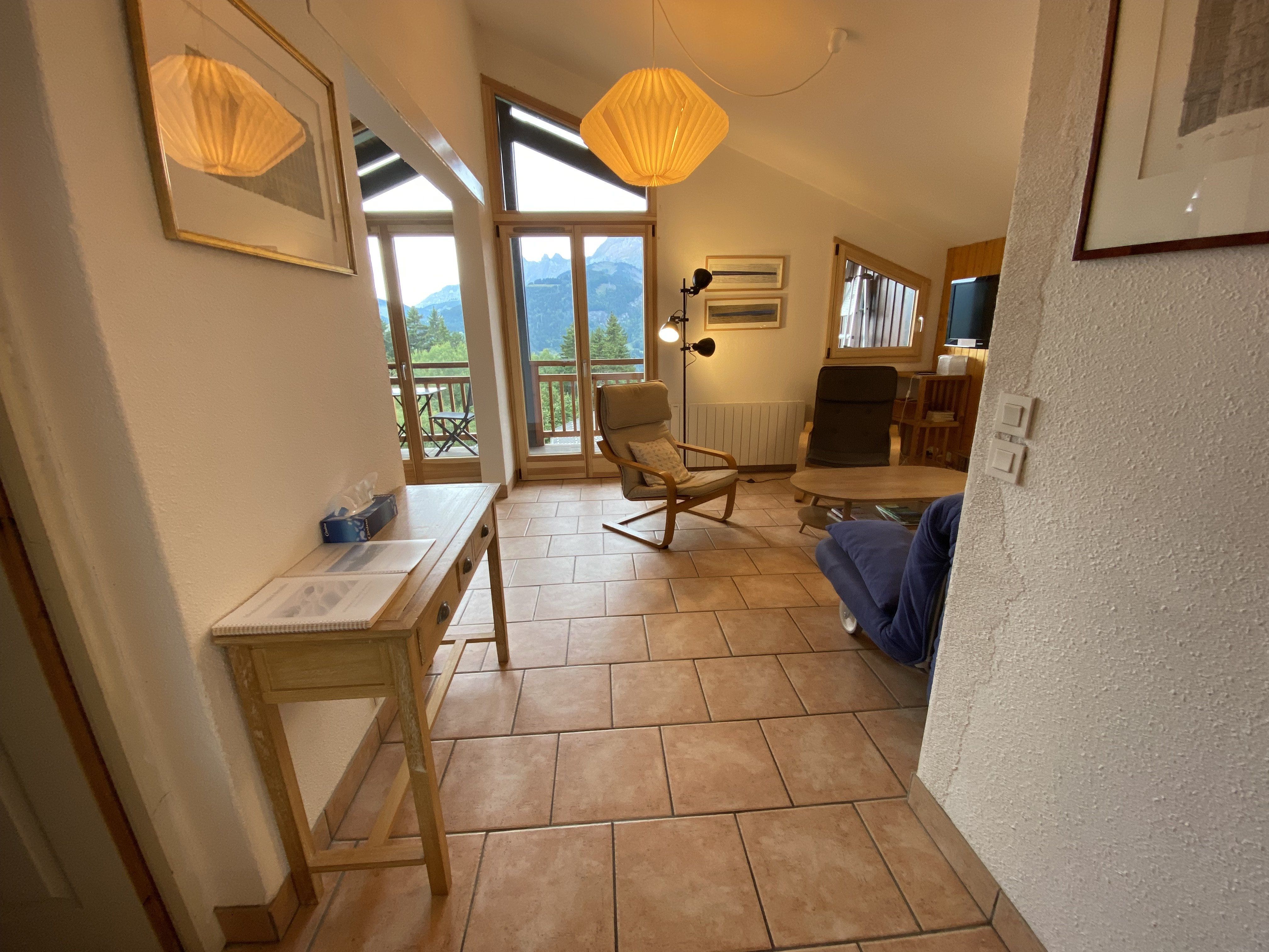 Vue sur le salon et la terrasse depuis l'entrée