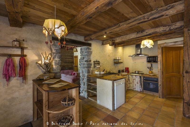 La cuisine équipée et intégrée ouverte sur l'entrée et le salon. Attenant : un w-c indépendant.