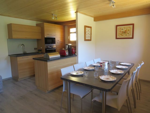 cuisine (et mobilier) Schmidt toute équipée : four à chaleur tournante,four micro-ondes, plaque vitro-céramique, lave-vaisselle, réfrigérateur, grille-pain électrique, bouilloire électrique et cafetière électrique.
Service à raclette, service à fondue, a