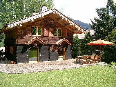 Le chalet ,situé dans l'angle du jardin ,est face au sud ,avec une grande et agréable terrasse en bois et son salon de jardin .