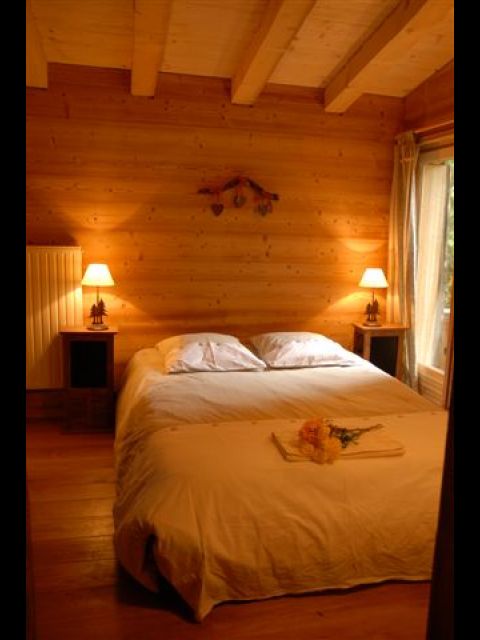 La chambre du rez de chaussée, toute aussi chaleureuse, ayant une salle de bain privative, et une petite terrasse