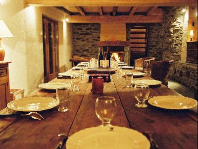 Séjour avec cheminée. Table de ferme traditionelle pour accueillir jusqu'à 16 convives.