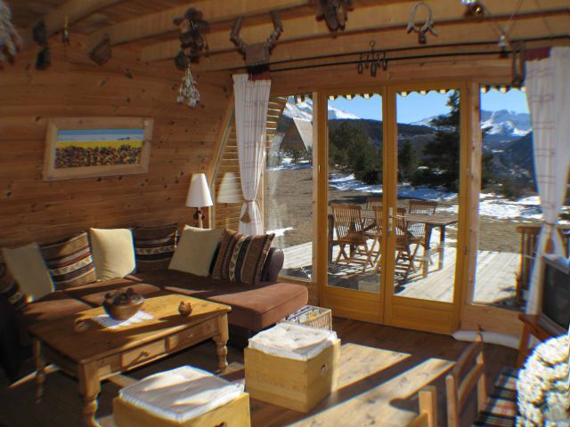 Salon avec vue sur la terrasse