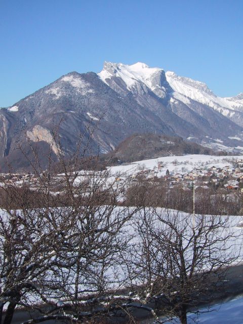 Hiver: vue sur le bourg de Faverges et le massif de la Tournette