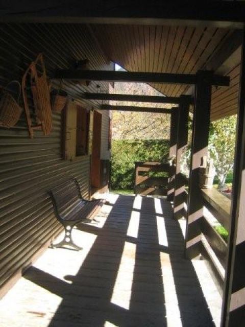 Eté: terrasse coté est, donnant sur terrasse ensoleillée le matin. Spa sur cette terrasse