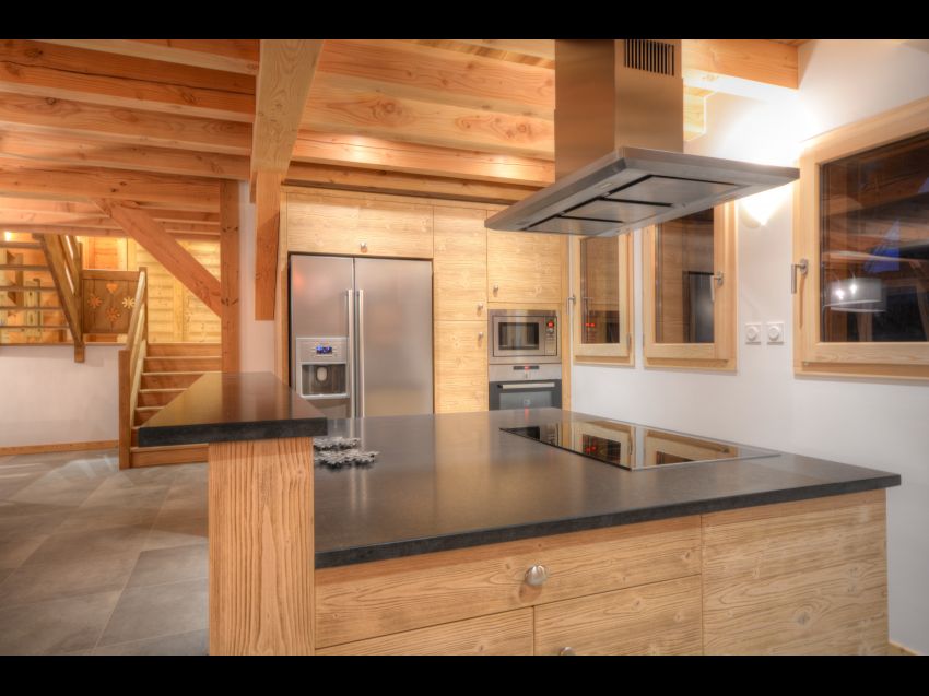 Cuisines avec plan granit, réfrigérateur américain, 2 lave-vaisselle, 2 fours chaleur tournante, 2 micro-onde, plaque induction grande largeur  