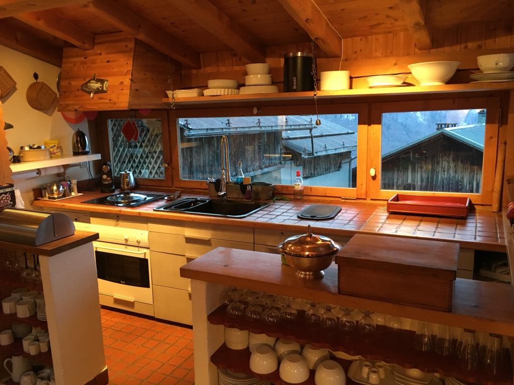 cuisine : très fonctionnelle et très largement équipée puisque le chalet est une résidence principale