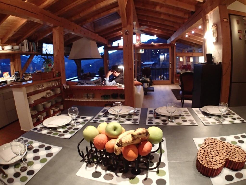 coin repas : une grande table pensée non seulement pour 10 personnes mais sans oublier les appareils electriques dont on a besoin : raclette, fondue , etc ...