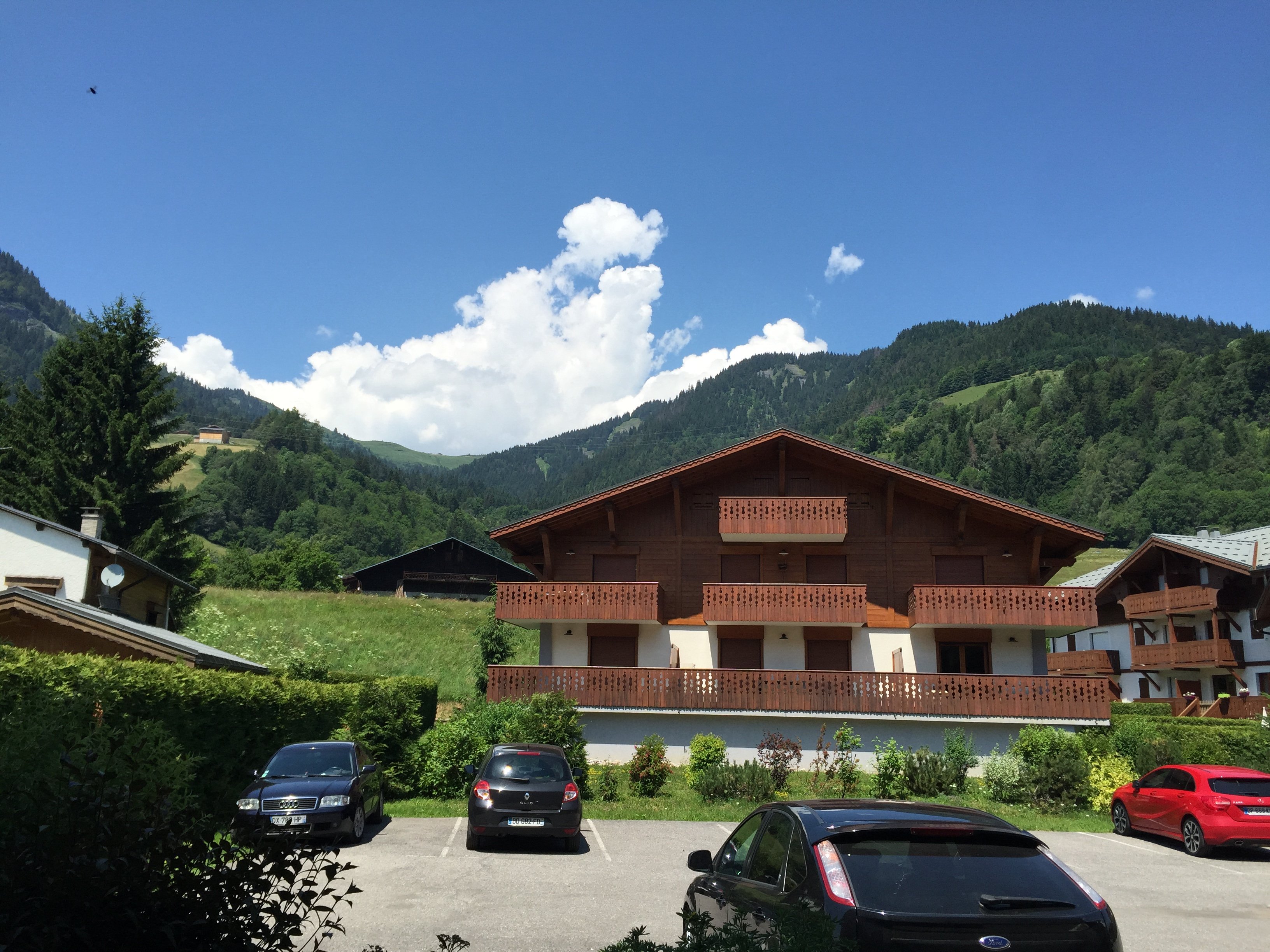 Vue de sur le balcon avec accès sur le parking
