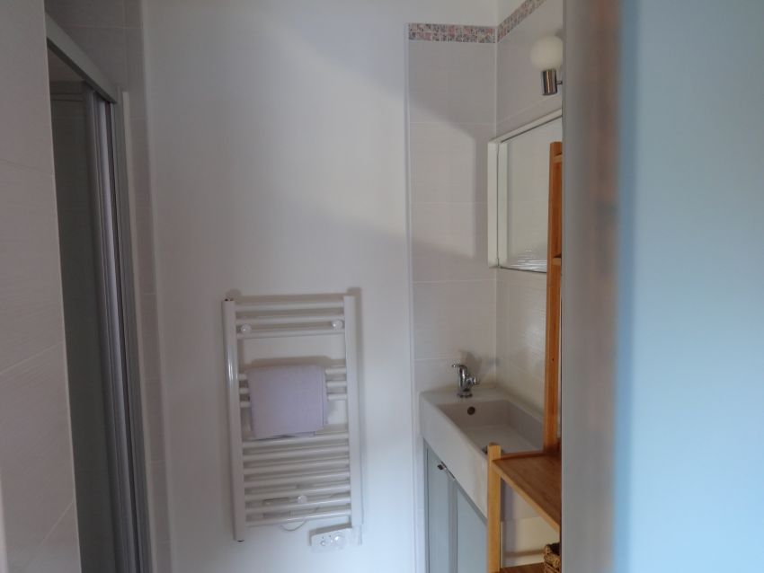 Salle d'eau attenante à la chambre au rez de chaussée