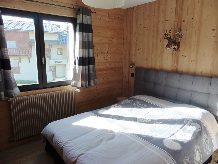 Chambre parentale ensoleillée avec grand lit (160) et ambiance feutrée