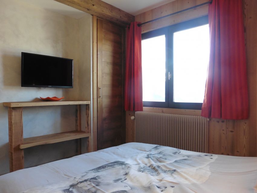 Ecran plat et placard dans la chambre de Maitre...