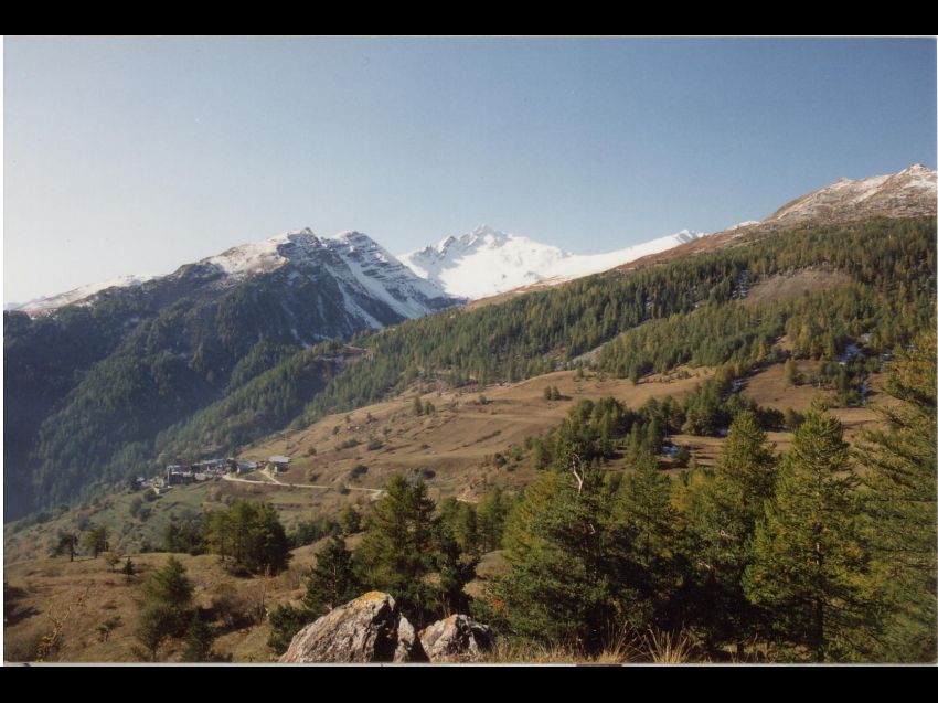 Albanne (1620 m) et Grande Chible (2932 m) à l'entrée (rive gauche) de la vallée de Valloire / Col du Galibier.
Nombreuses possibilités de randonnées été et hiver, ski de fond et raquettes au départ du village même.
Ski de piste à 100m