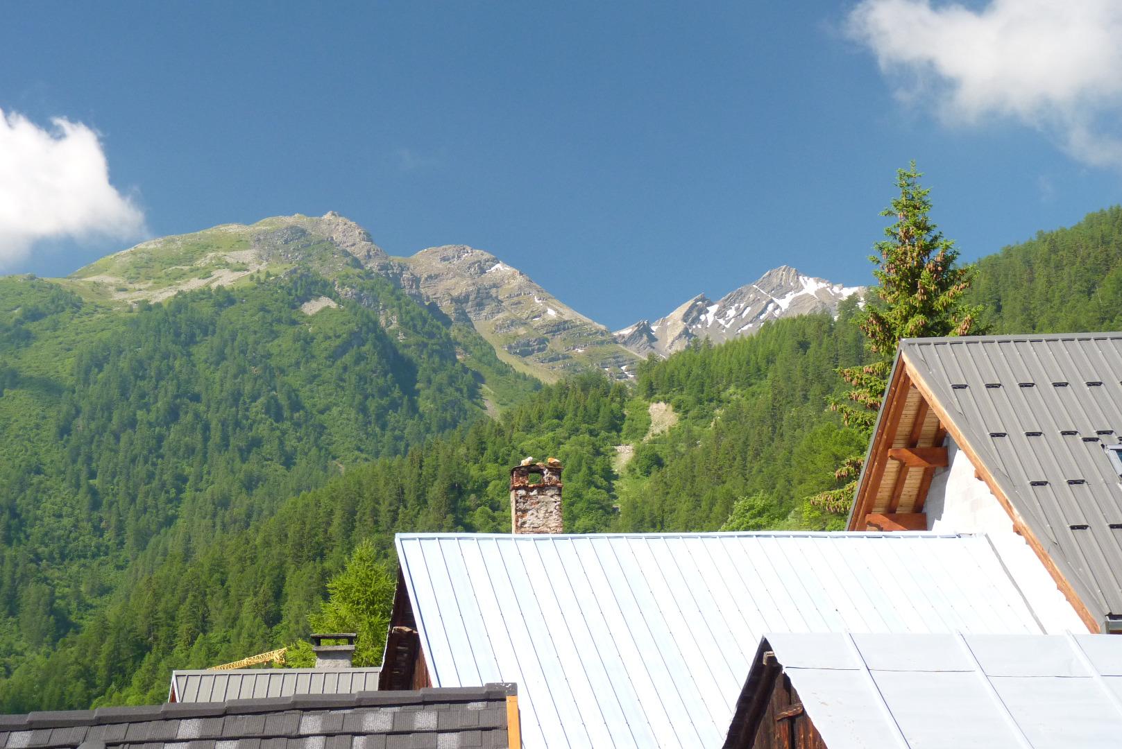 Grande Chible et Sallanches vues depuis le balcon Sud du gîte. 
Avec l'Emy (autre sommet non visible sur la droite) = randonnées à ski parmi les grandes classiques + descentes de couloirs / versants nord, très courues des premières neiges au printemps