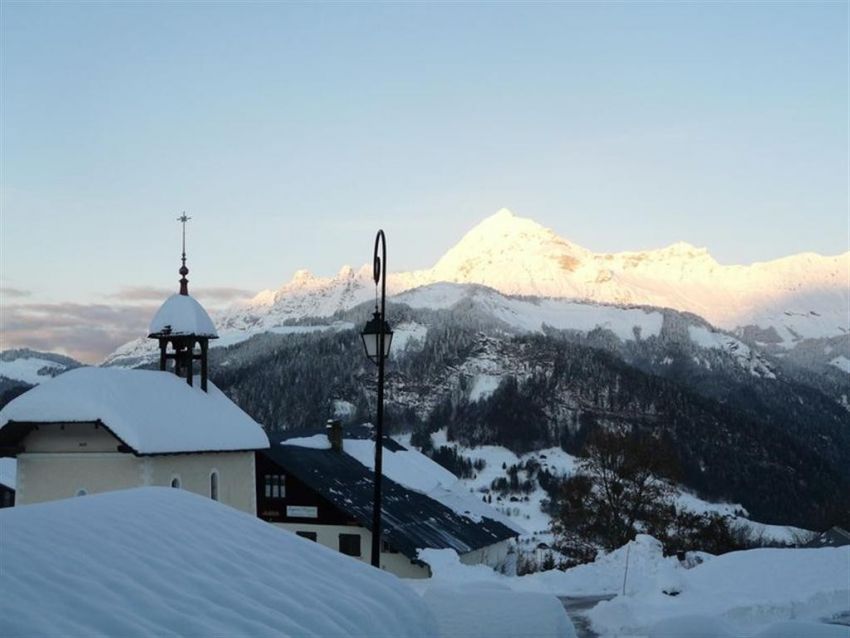 Hiver:Vue depuis le balcon sur la chapelle et le Mt Charvin
