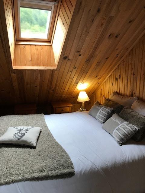 2ème chambre au 2ème etage mansardée,façon refuge,nichée sous le toit avec vue sur les sommets
Décoration soignee avec le bois et matières chaudes