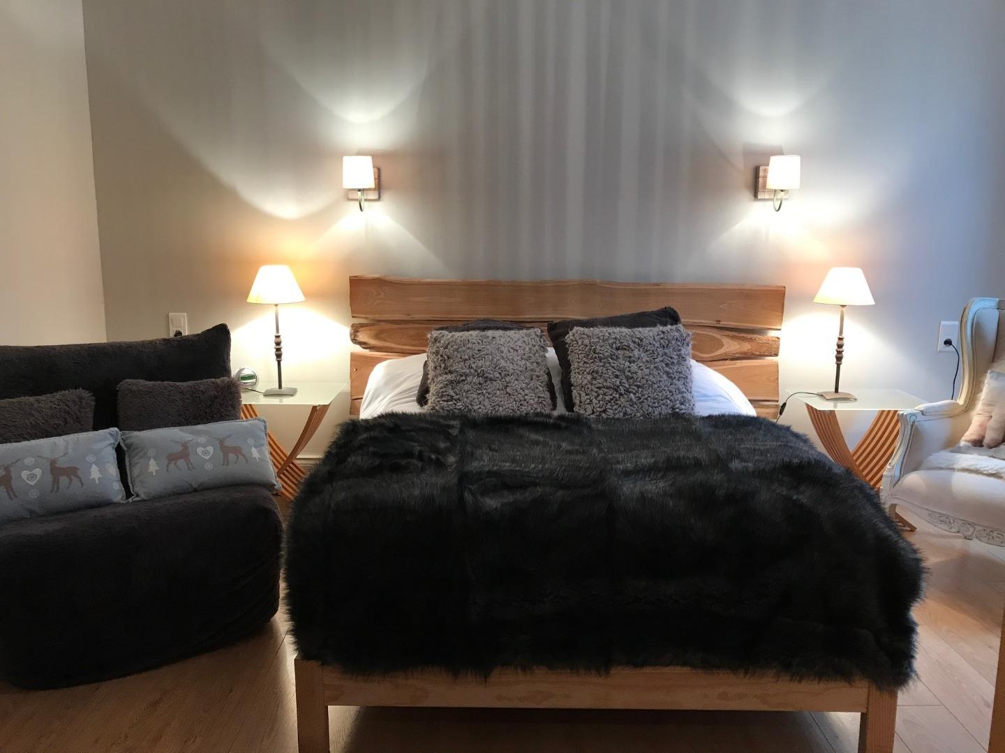 Une des chambres du 1 er étage ,spacieuse avec décoration très cocooning.lit de 140 + lit clic clac de 80
Armoire spacieuse

Son clic-clac en 80 en complément.