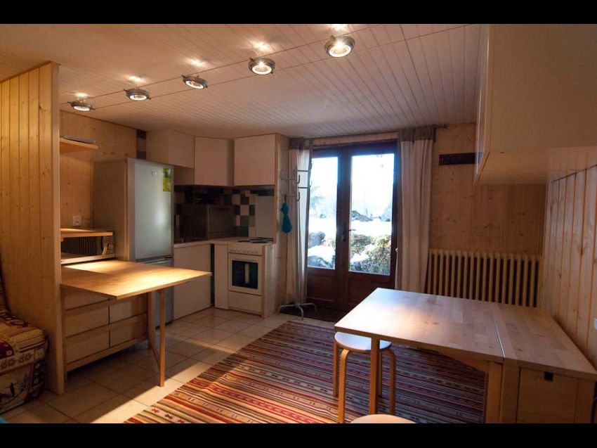 Sejour avec l'entrée et coin cuisine. Les tables peuvent s'agrandir.