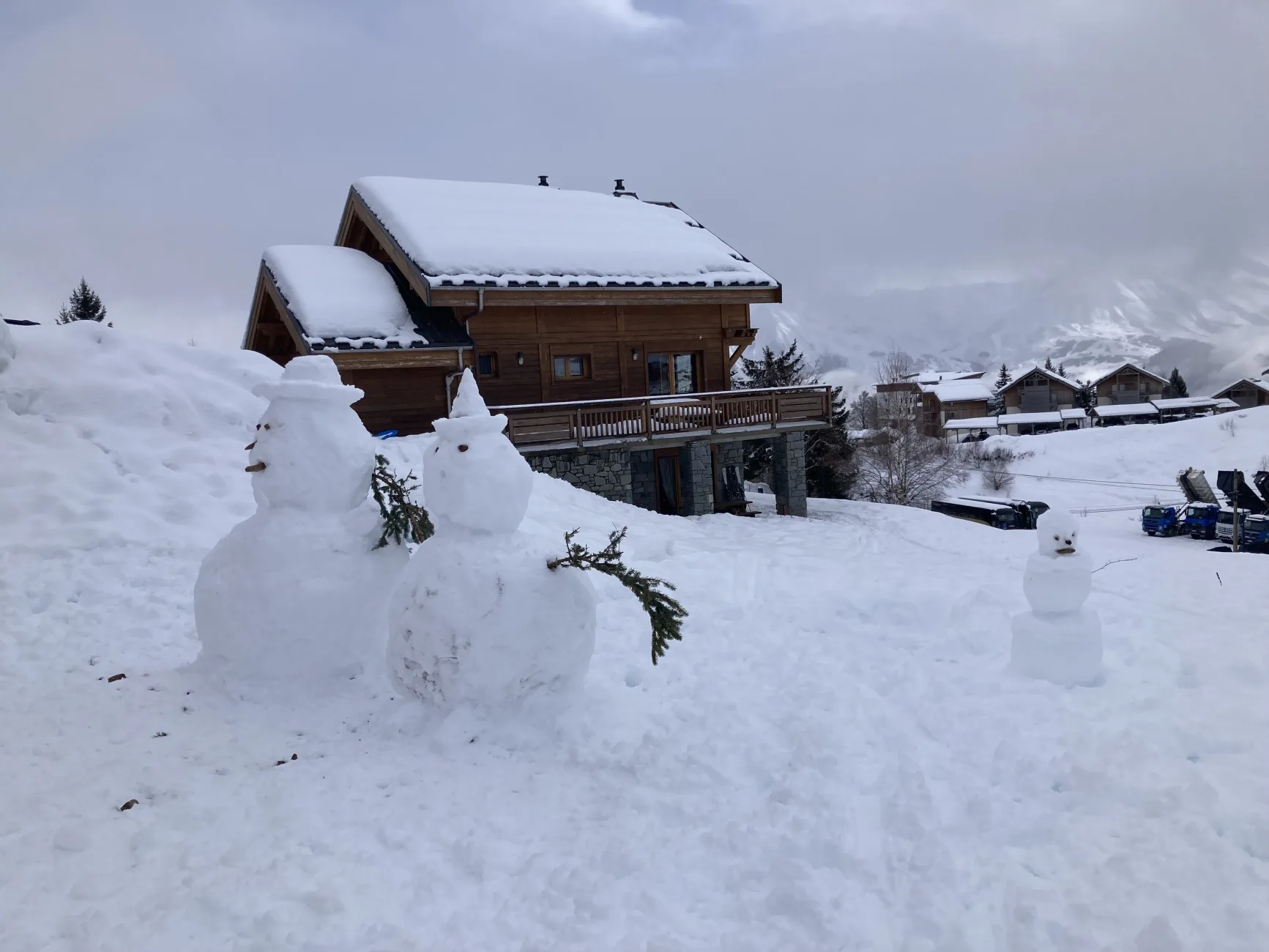 Devant le chalet hiver 2026