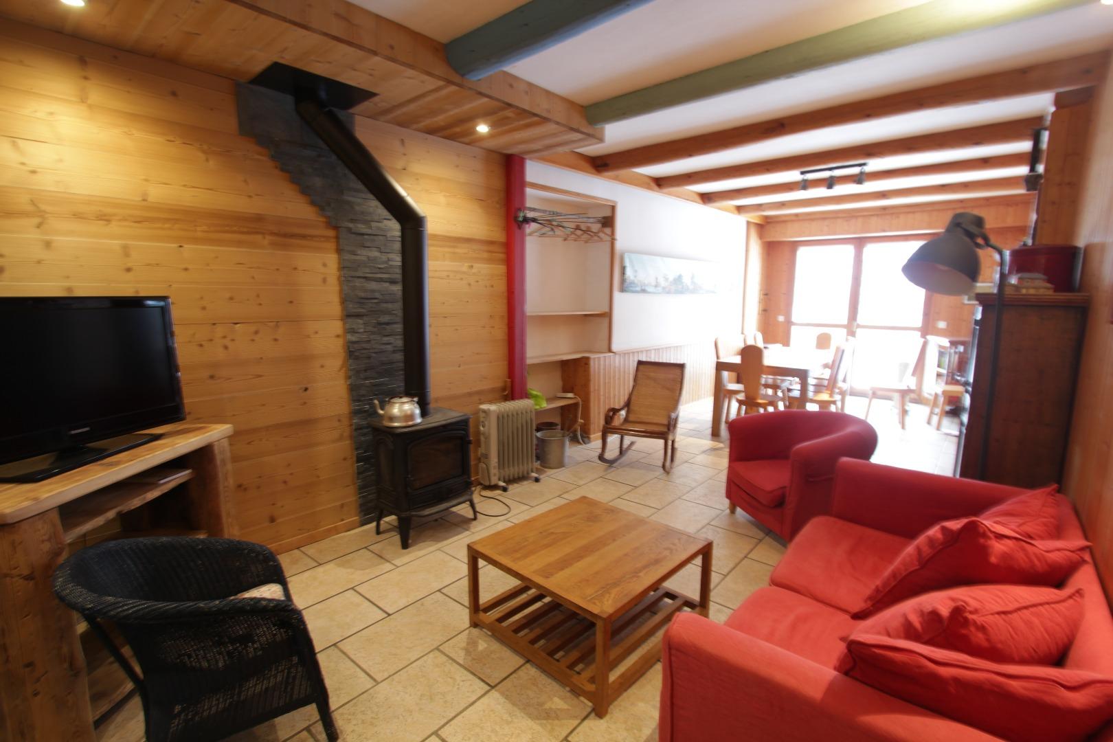 Le coin salon avec le poêle à bois