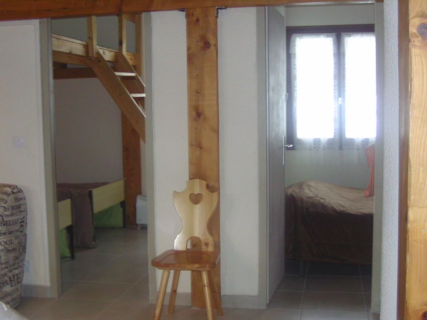 2 chambres adjacentes au salon
1 lit double(140/190) dans celle de droite
2 lits simple (90/190) 
