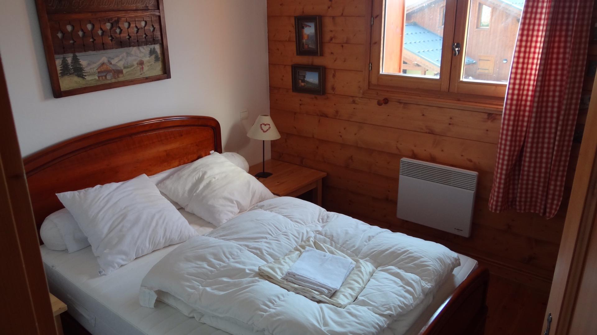 Chambre 1:lit double avec couette