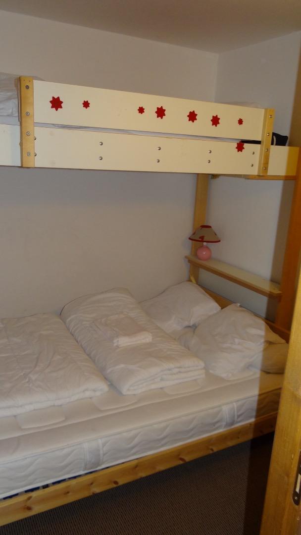 Chambre 2:lit double avec lit simple en mezzanine avec couettes