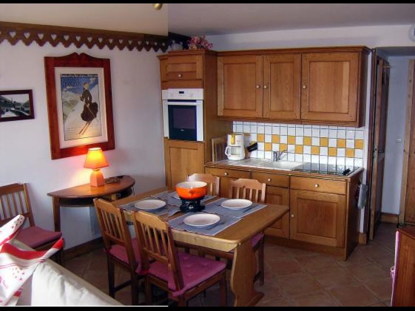 Coin repas et cuisine équipée