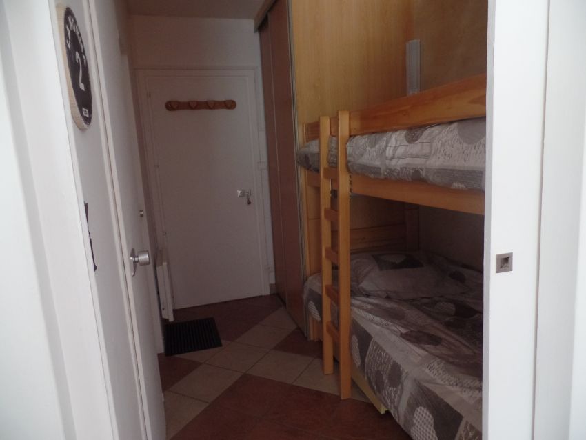 Entrée , Grand placard, lits superposés, accès salle de bain et toilette