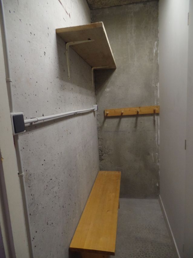 Grande cave à ski, banc, râteaux à ski, étagère chaussures.