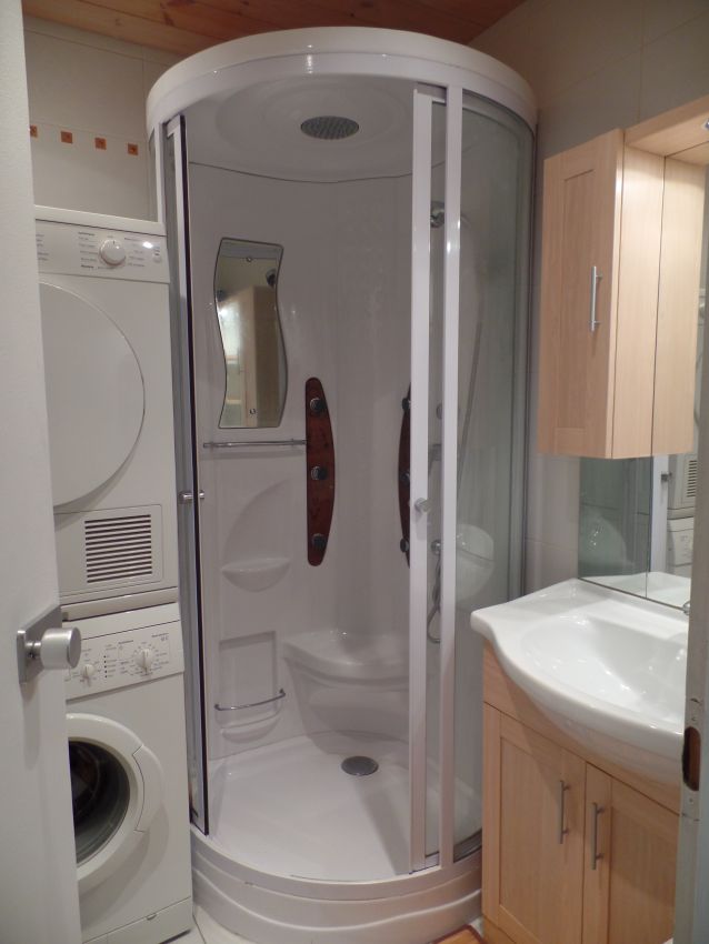 Salle de bain, douche, vasque sur meuble, lave linge, sèche linge, sèche serviette.