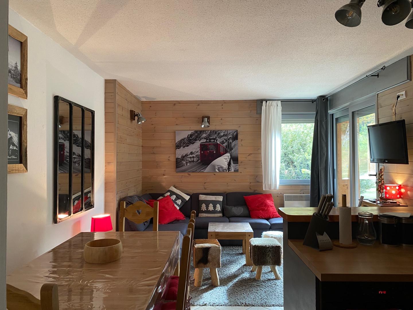 Pièce de vie vue de l'entrée de l'appartement.