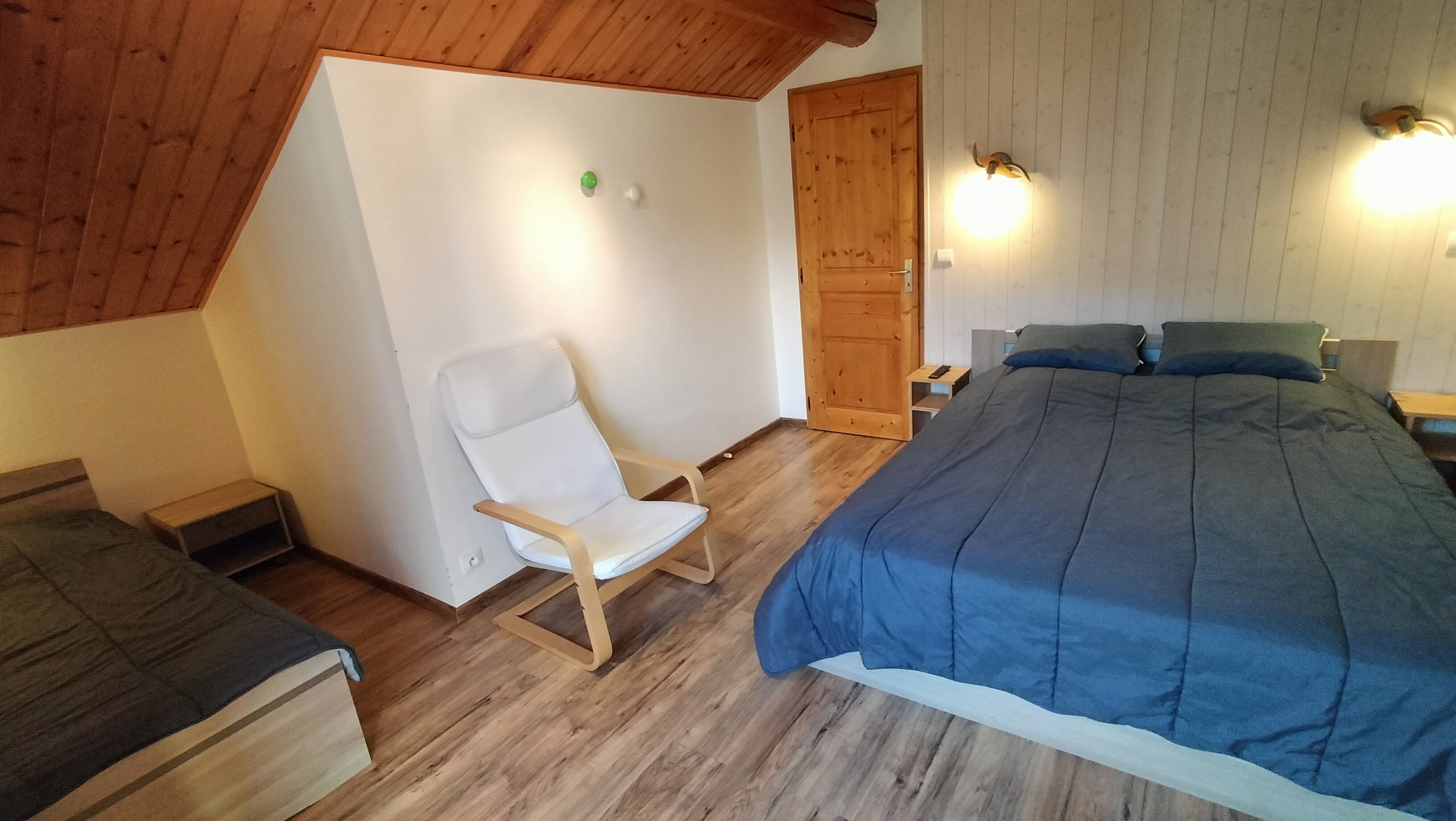 chambre 1
1 lit double 160 cm et 1 lit simple 90 cm
avec placard et tv