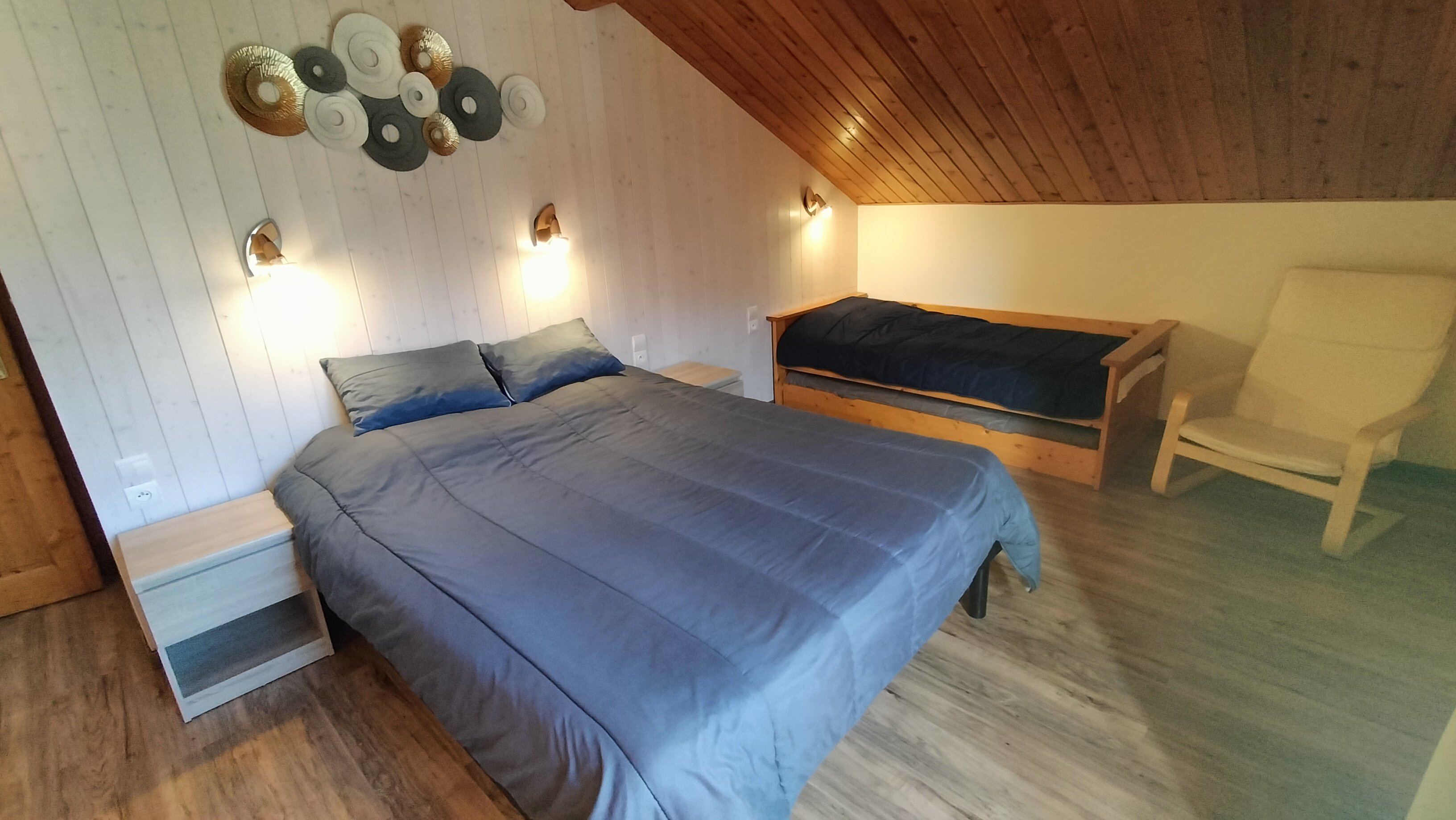 chambre 2
1 lit double 160 cm et 1 lit simple 90 cm
avec placard et tv