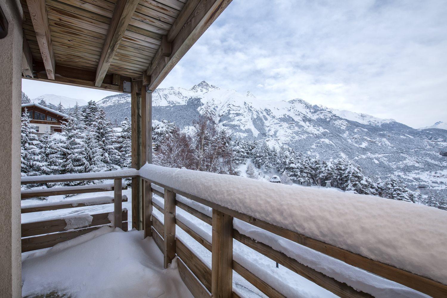 Vue panoramique du balcon l'hiver, côté montagnes.
