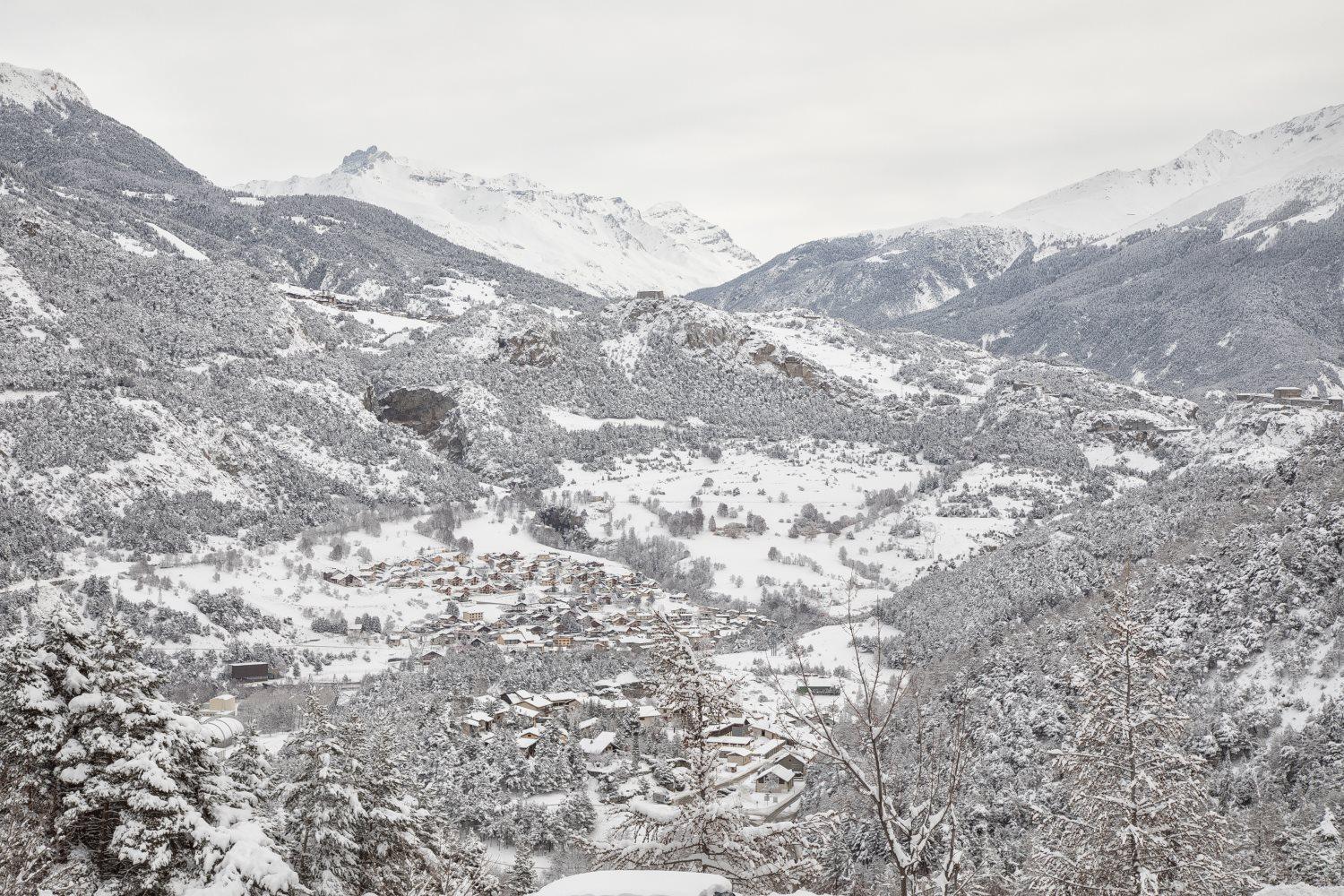 Vue de la pièce à vivre l'hiver.