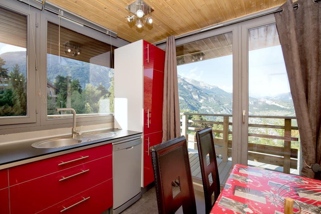 Vue panoramique sur les montagnes et la vallée.