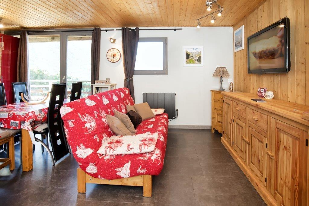 Coin salon avec TV grand écran.