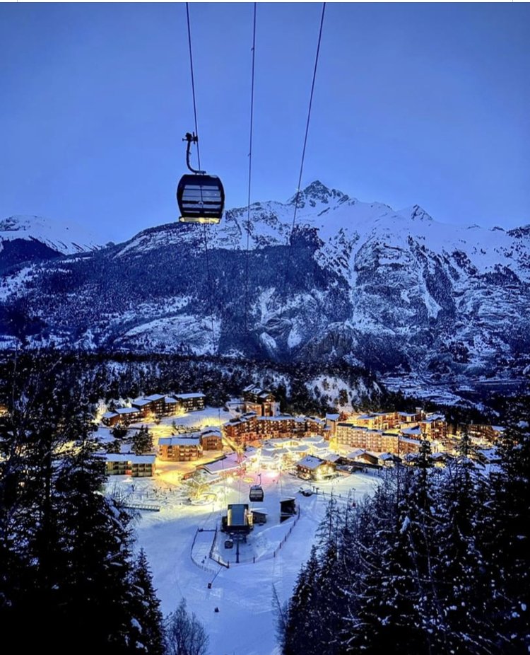 La station vue du haut des télécabines 