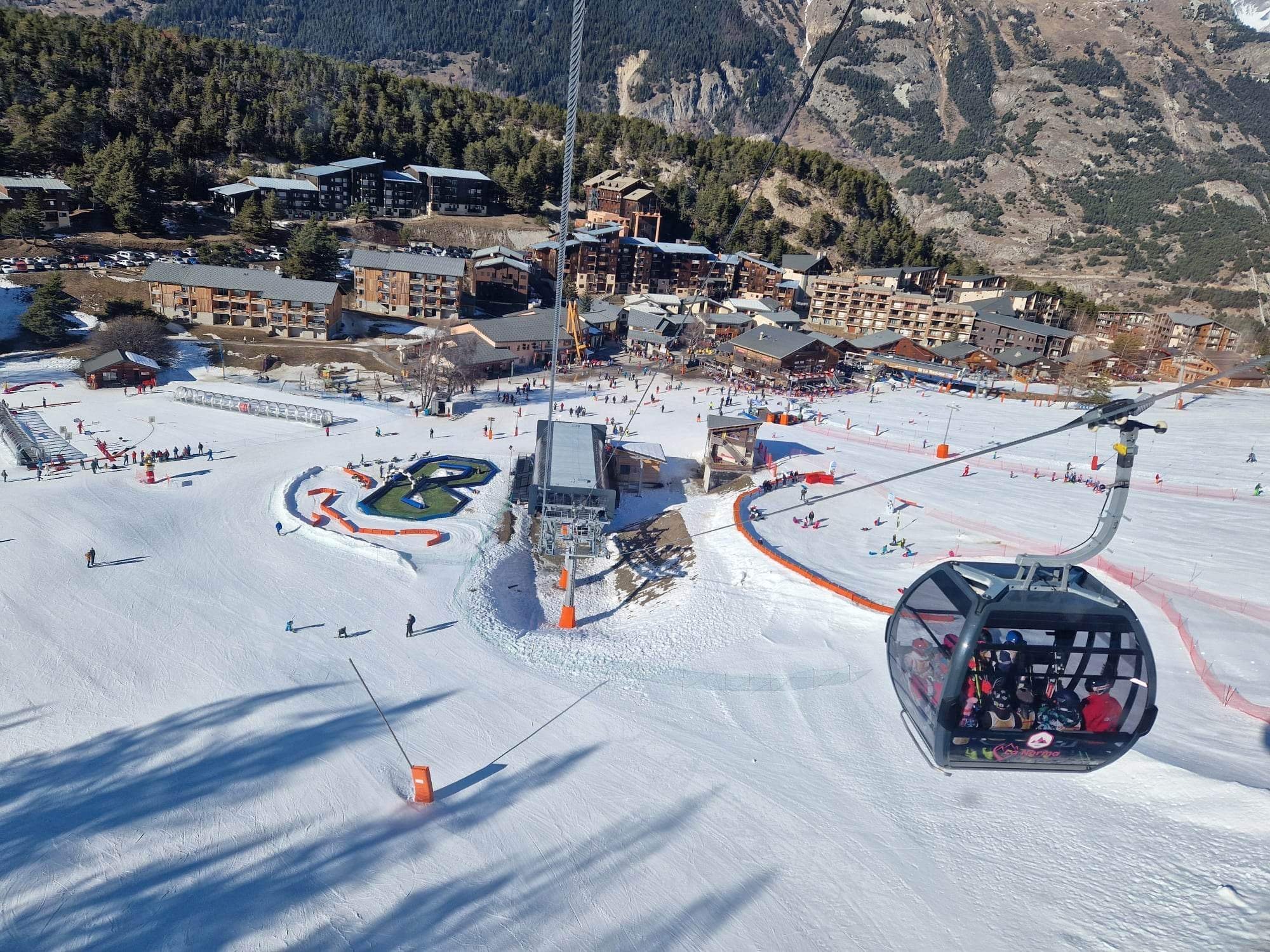 Vue de la station dans les télécabines de 10   places