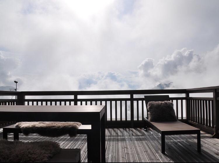 la terrasse dans les nuages